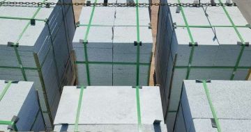 牡丹江 芝麻白花岗岩5公分地铺石 花岗岩厂家工厂装车日常