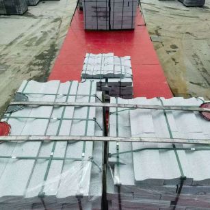 牡丹江 芝麻白仿形加直形路沿石出货日常