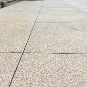 牡丹江 黄金麻花岗岩石板材荔枝面地面铺装效果