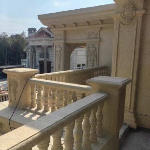 牡丹江 黄金麻别墅外墙干挂雕花配合阳台栏杆花瓶柱