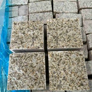 牡丹江 黄金麻花岗岩自然面小方块，弹石，马蹄石等