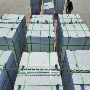 牡丹江 芝麻白花岗岩5公分地铺石 花岗岩厂家工厂装车日常