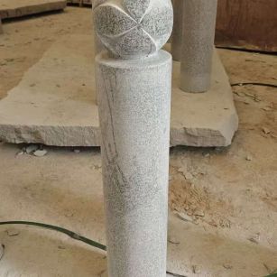 牡丹江 芝麻白花岗岩石材挡车石柱、停车柱、圆柱挡车柱、方柱挡车柱等