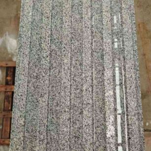 牡丹江 芝麻白花岗岩荔枝面雕刻盲道，盲条