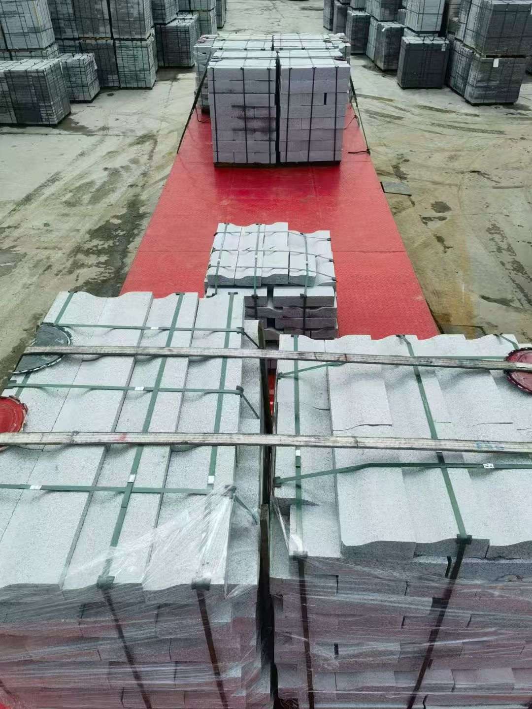 牡丹江 芝麻白仿形加直形路沿石出货日常