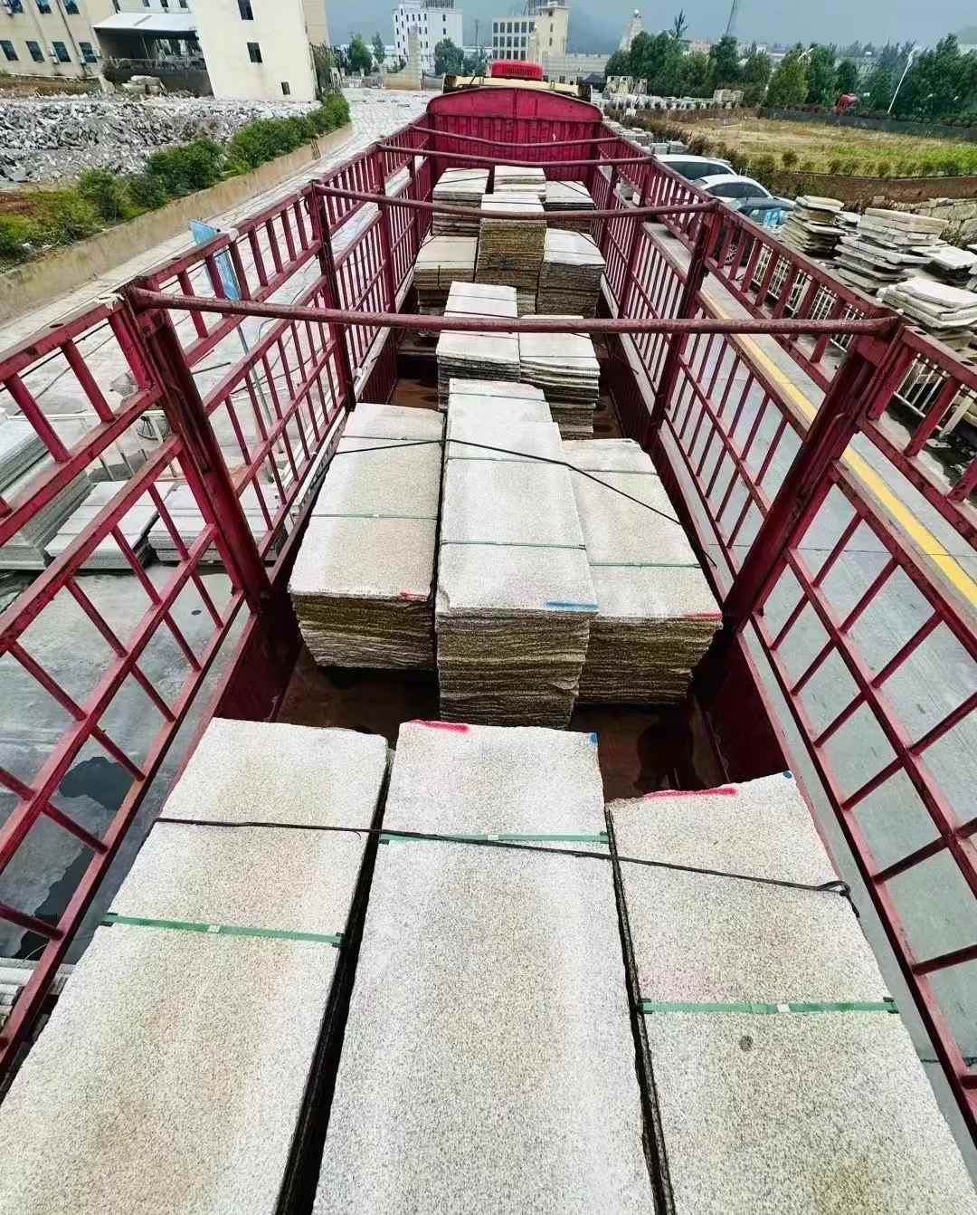 牡丹江 黄金麻花岗岩荔枝面，光面毛板装车完成