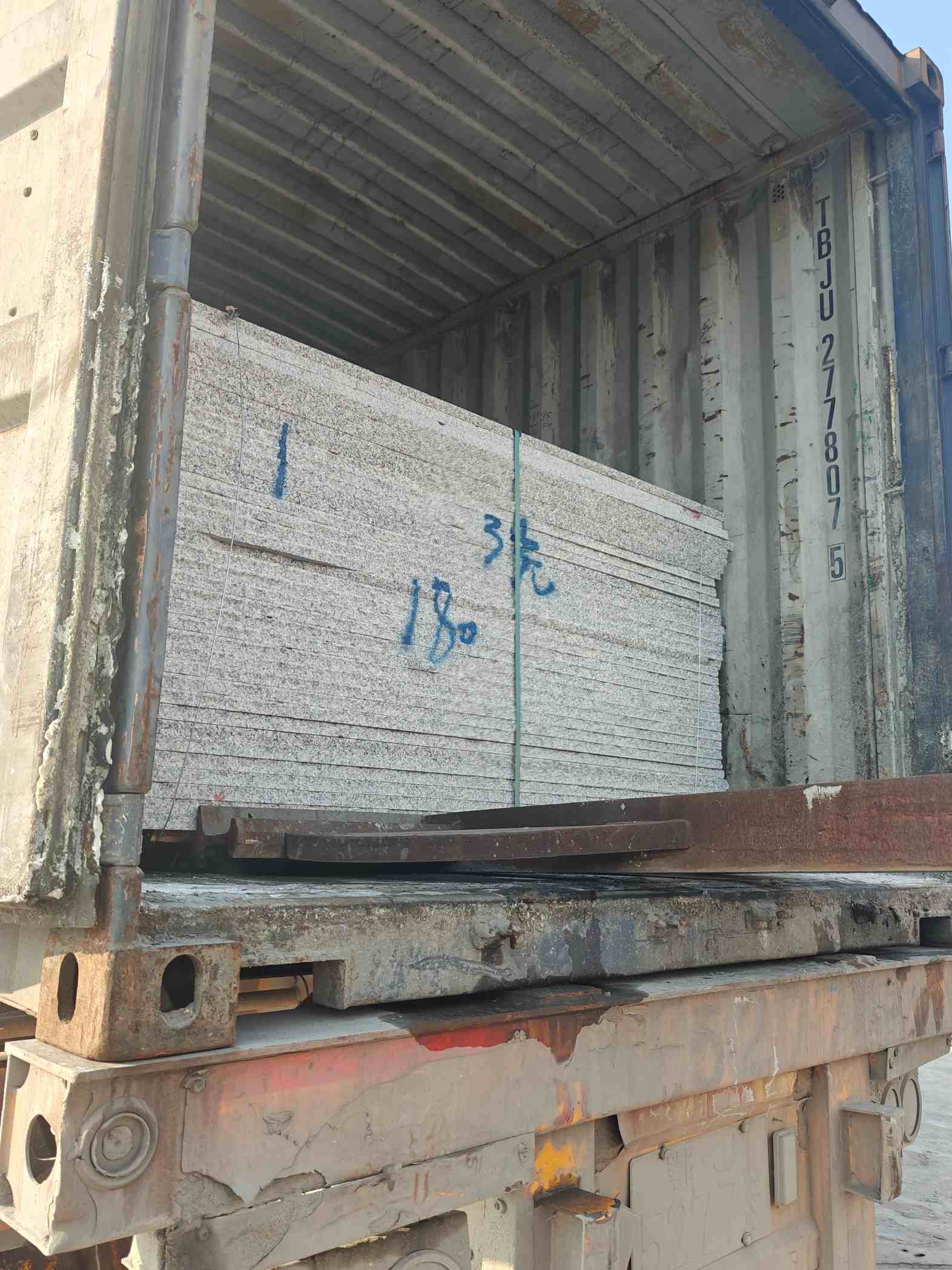 牡丹江 芝麻白花岗岩石材3.0公分光面毛板装柜出货