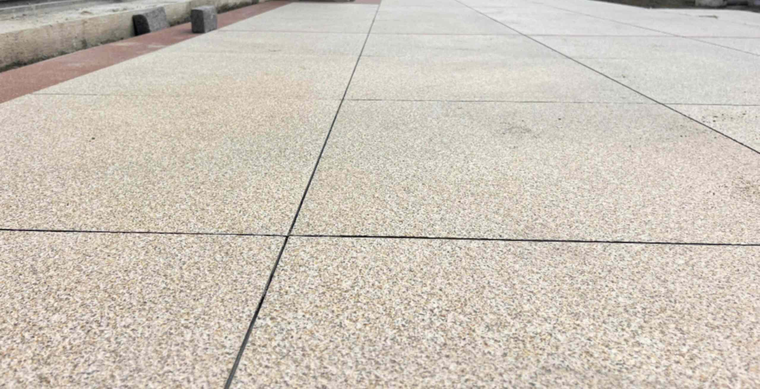 牡丹江 黄金麻花岗岩石板材荔枝面地面铺装效果