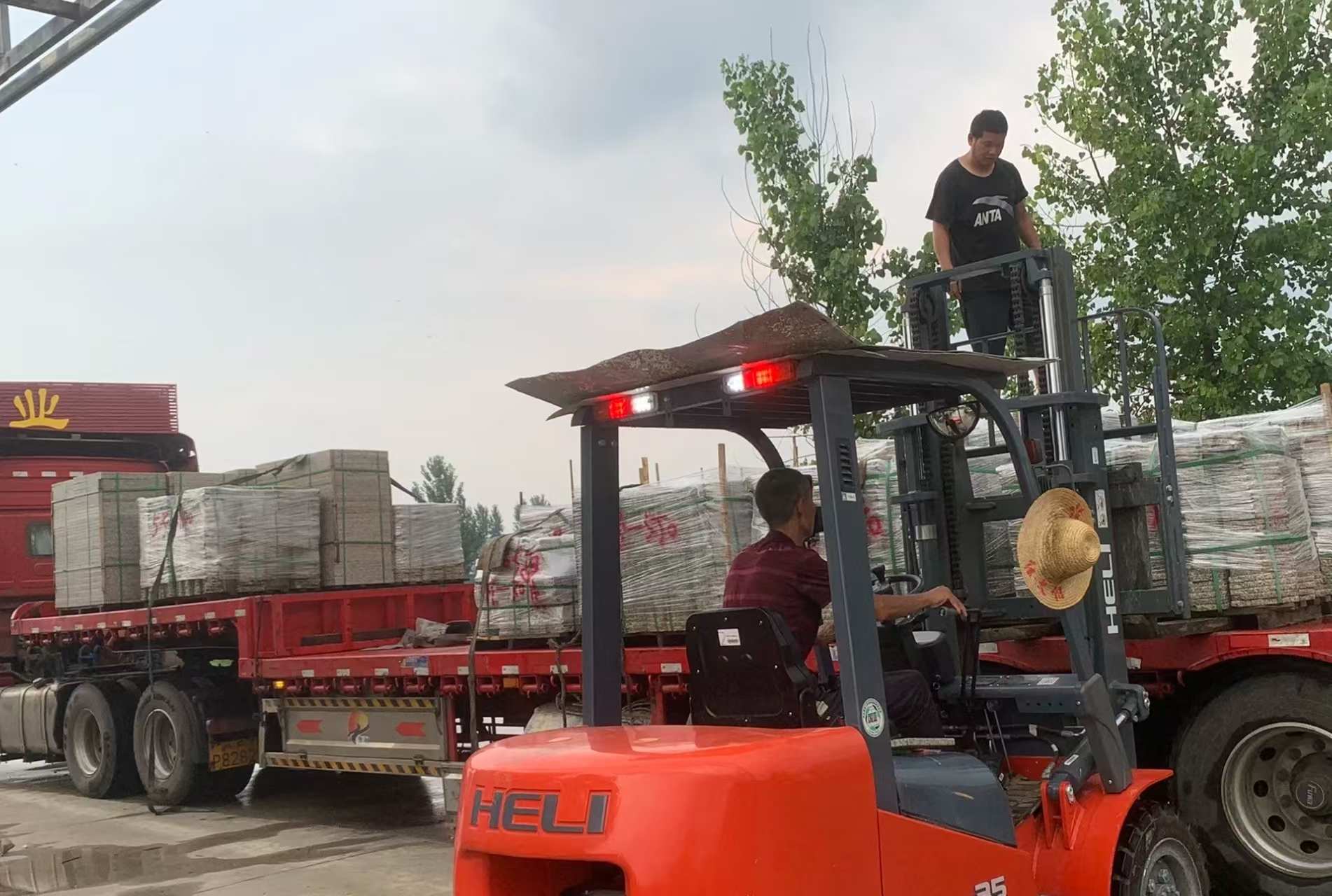 牡丹江 黄金麻冰裂纹，地铺石装车