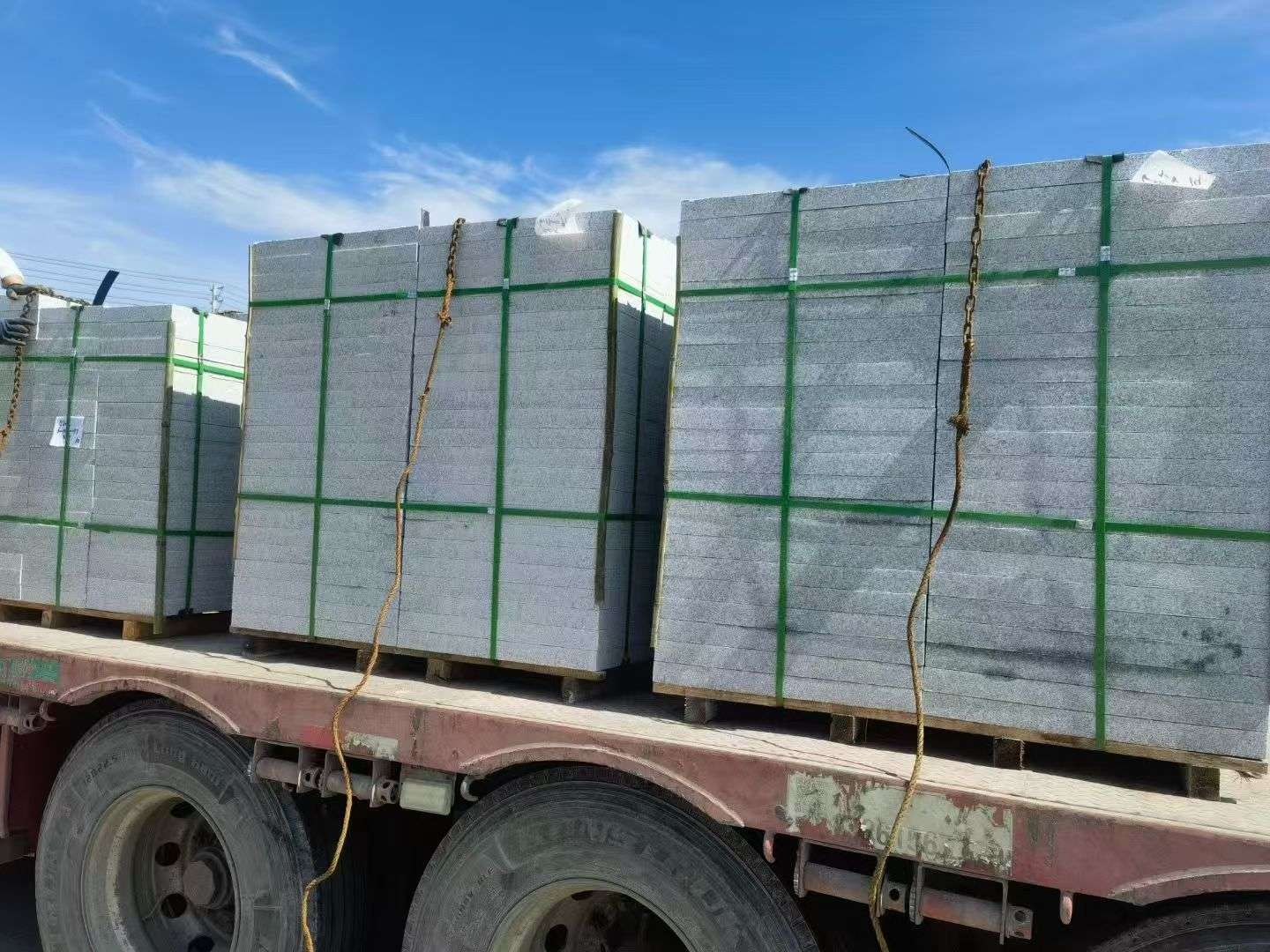 牡丹江 芝麻白花岗岩地铺石装车日常