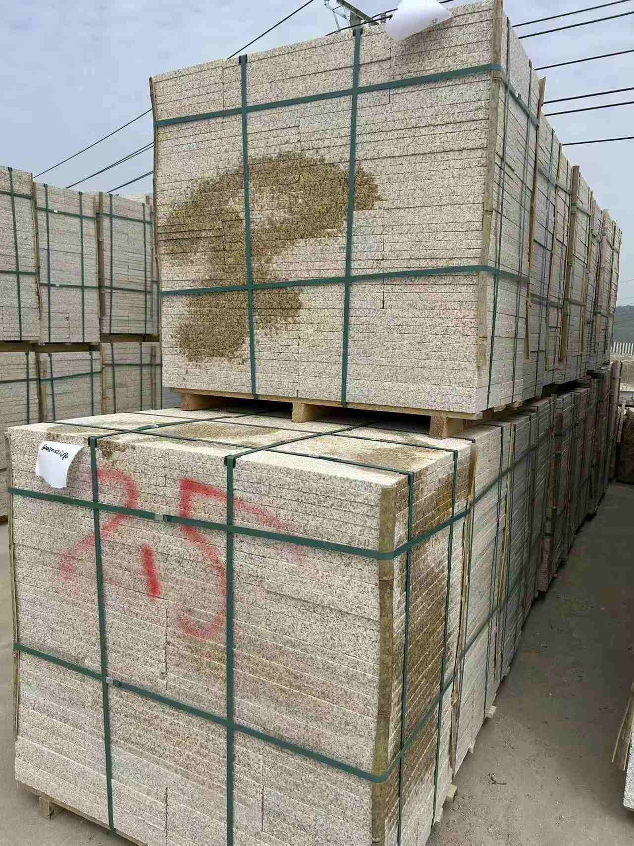 牡丹江 黄金麻花岗岩石材荔枝面地铺石2.5*300*600