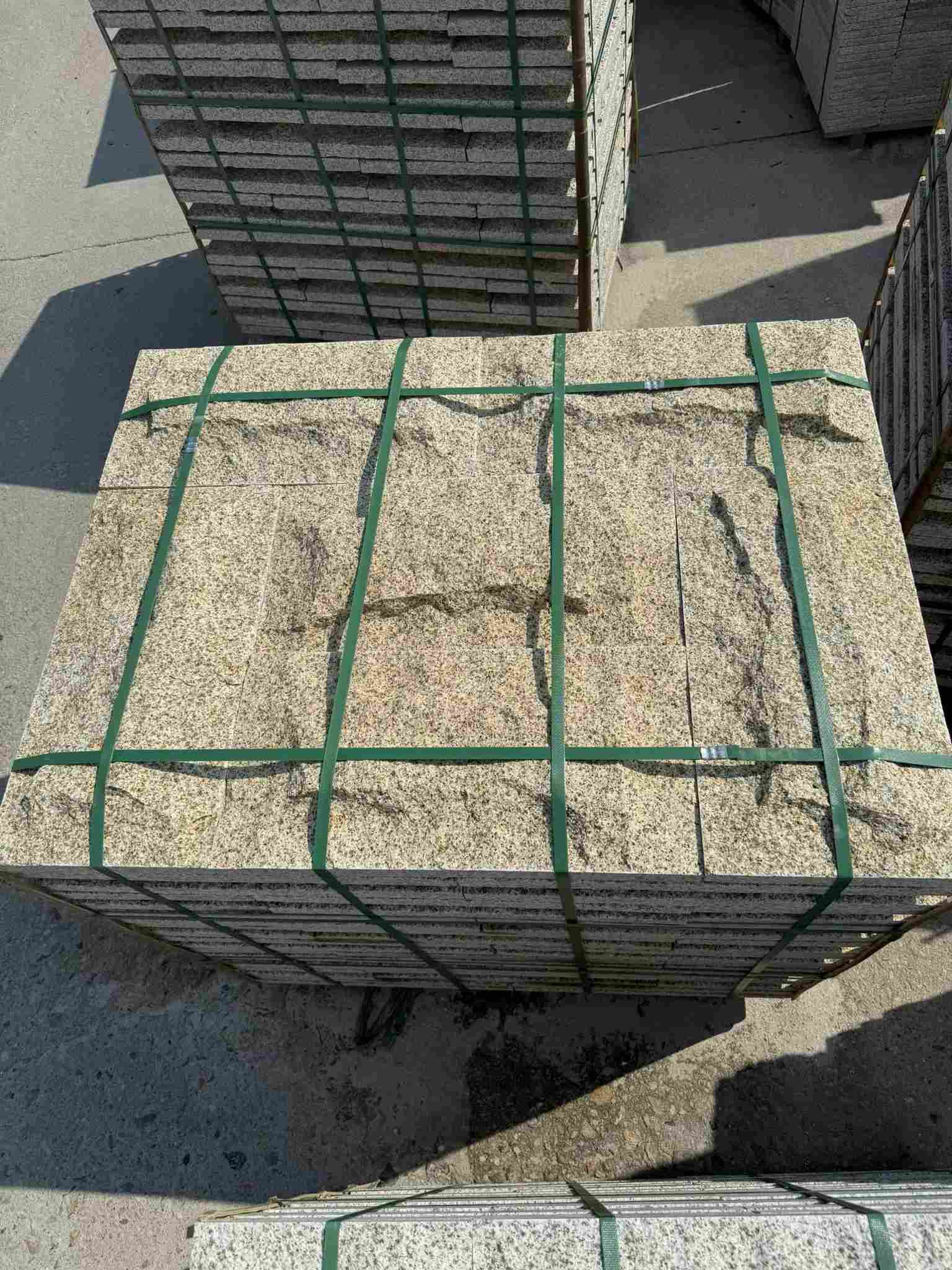 牡丹江 黄金麻花岗岩石材自然面蘑菇石成品