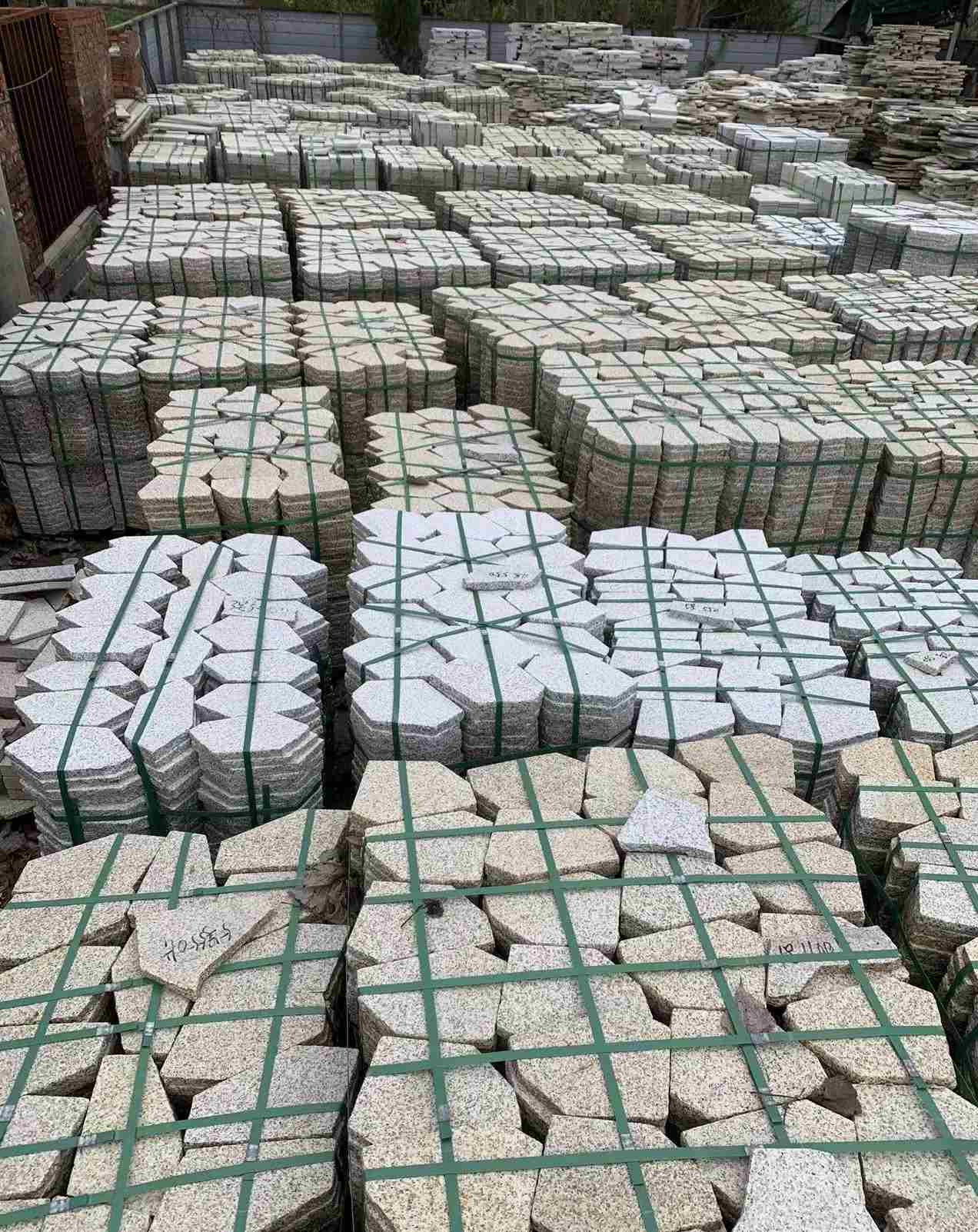 牡丹江 黄金麻白麻花岗岩荔枝面地铺石(冰裂纹)