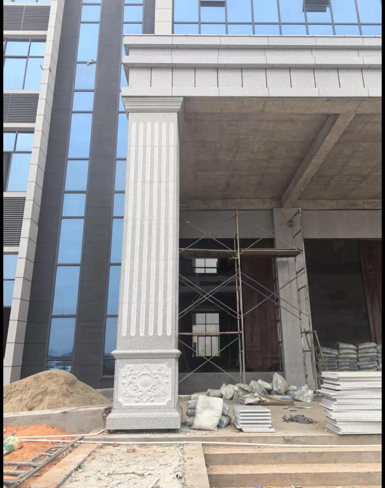 牡丹江 芝麻白光面花岗岩门楼大柱（罗马柱）配雕花底座