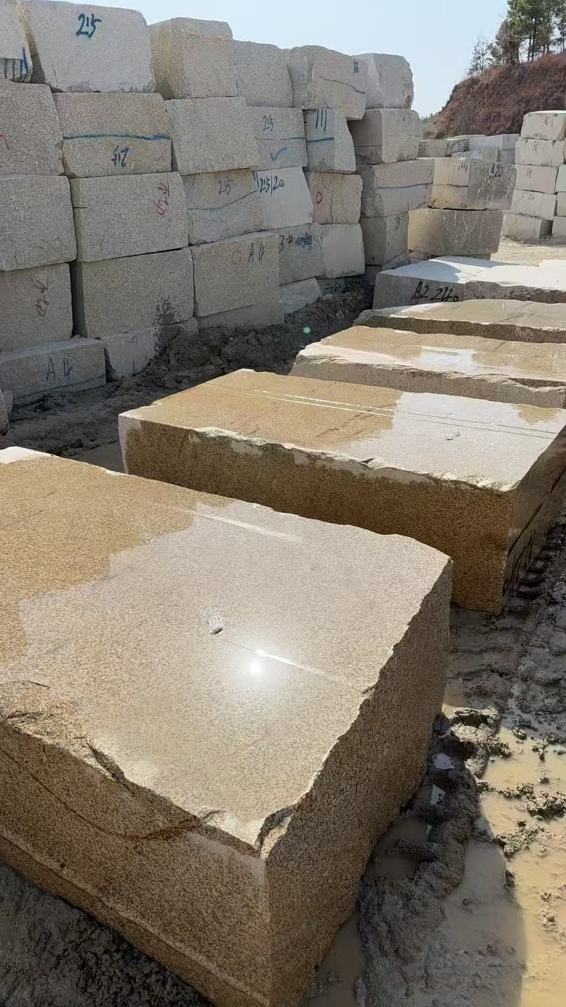 牡丹江 黄金麻方料堆场洗料分选中，原材料充足