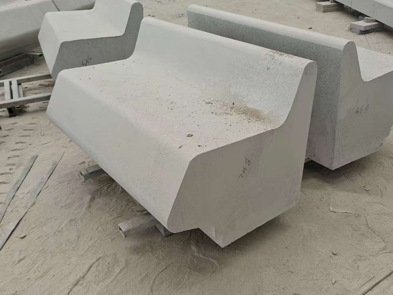 牡丹江 芝麻白花岗岩异形坐凳，石凳