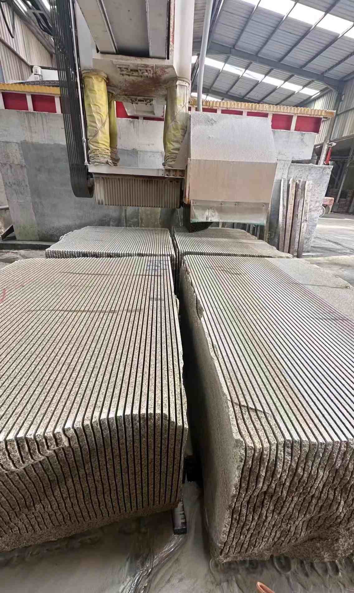 牡丹江 车间生产日常，黄金麻白麻花岗岩