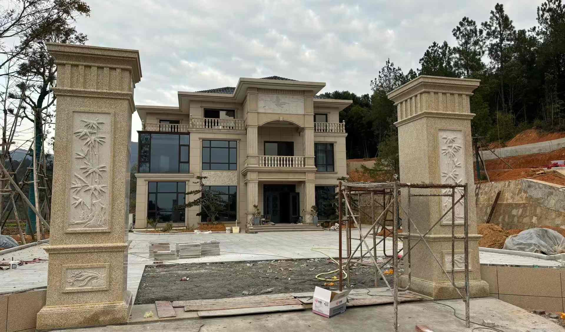 牡丹江 黄金麻花岗岩别墅雕花外墙干挂配上门口雕花罗马柱