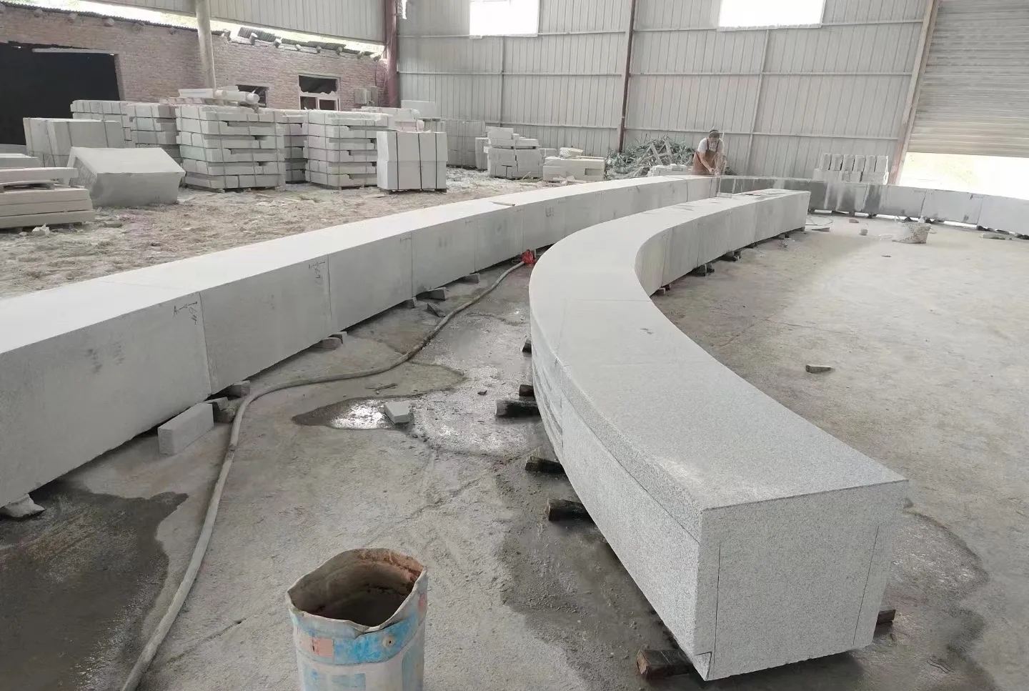 牡丹江芝麻白花岗岩石板材 园林光面弧形坐凳