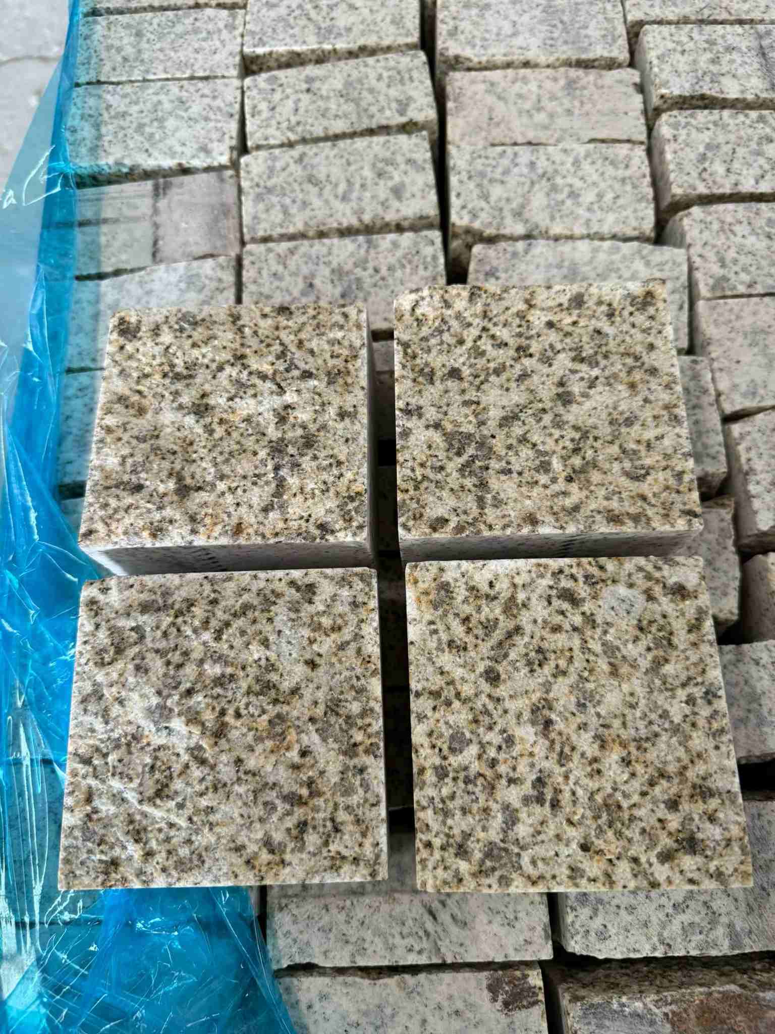 牡丹江 黄金麻花岗岩自然面小方块，弹石，马蹄石等