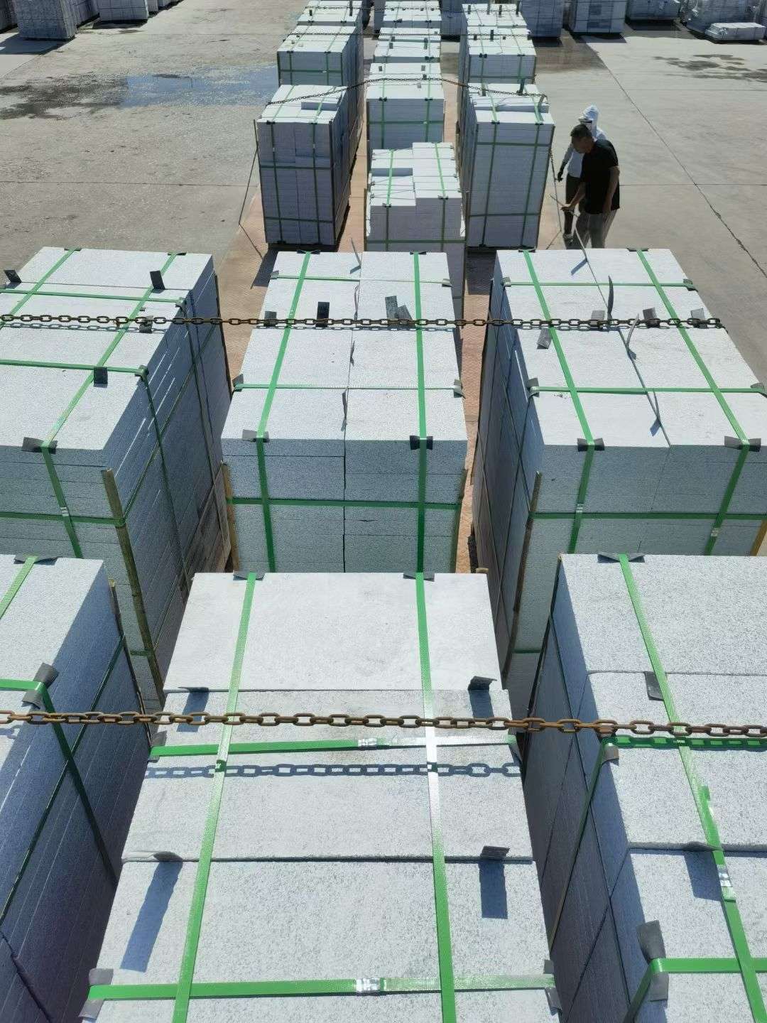 牡丹江 芝麻白花岗岩5公分地铺石 花岗岩厂家工厂装车日常