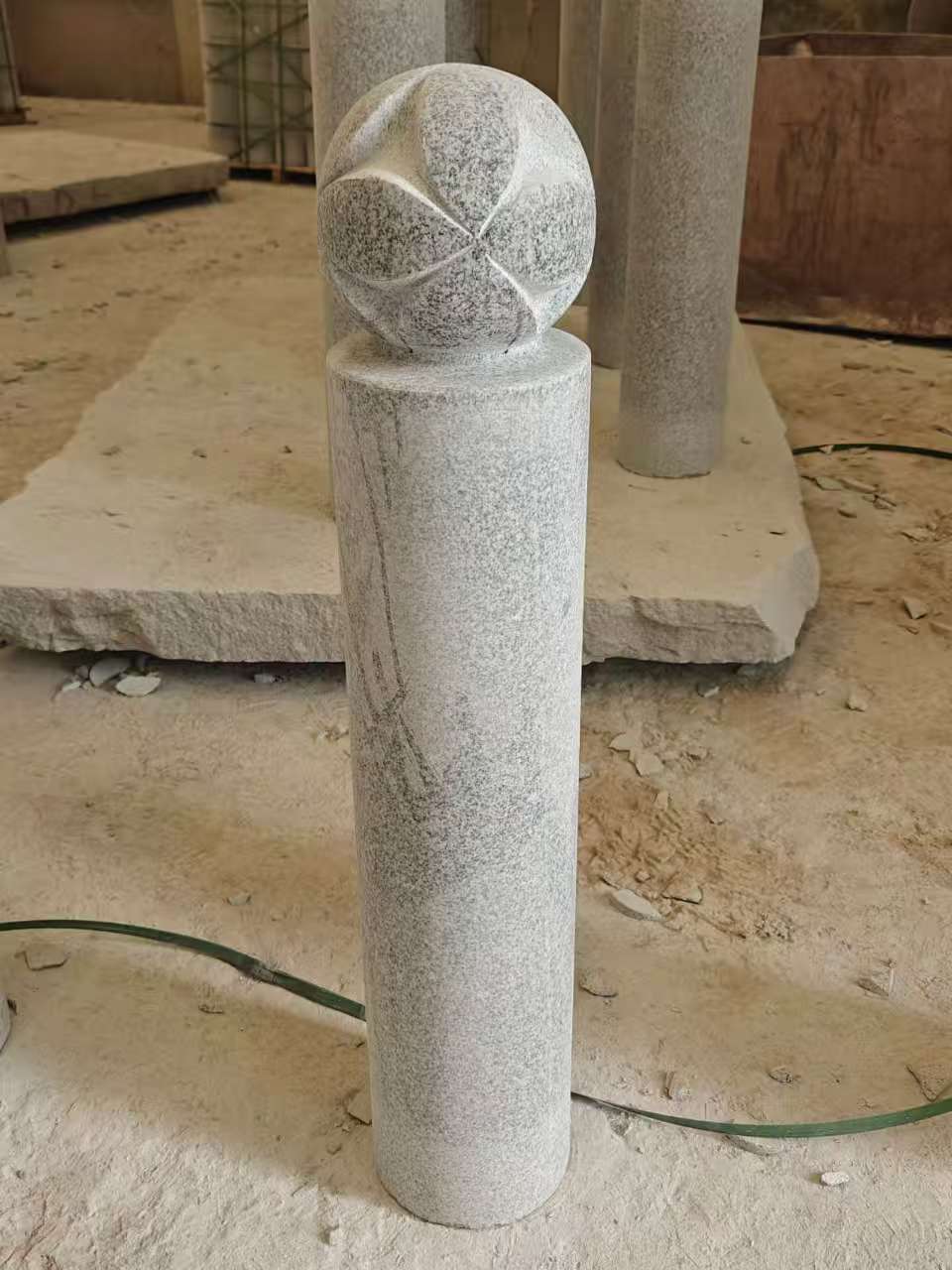 牡丹江 芝麻白花岗岩石材挡车石柱、停车柱、圆柱挡车柱、方柱挡车柱等