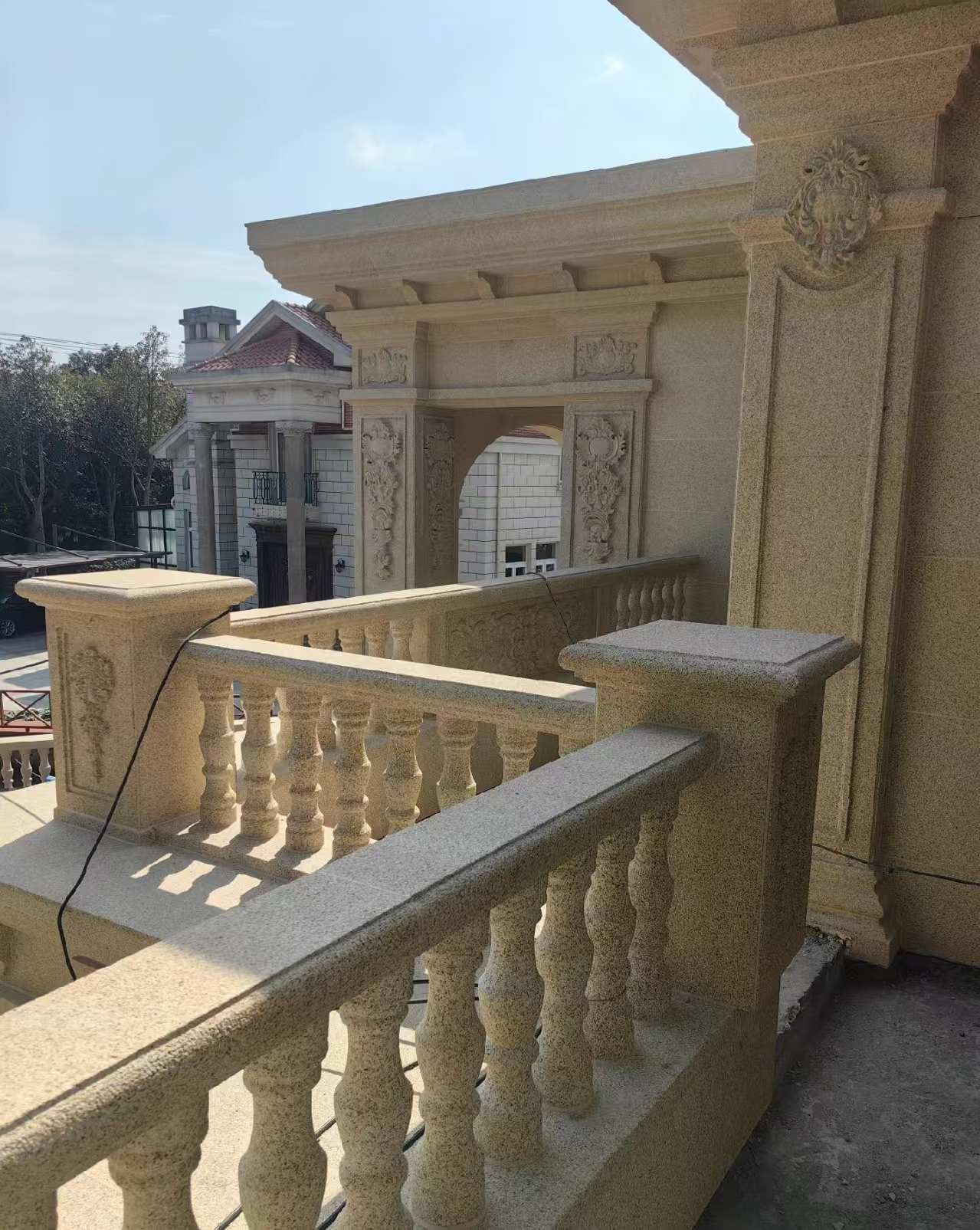 牡丹江 黄金麻别墅外墙干挂雕花配合阳台栏杆花瓶柱