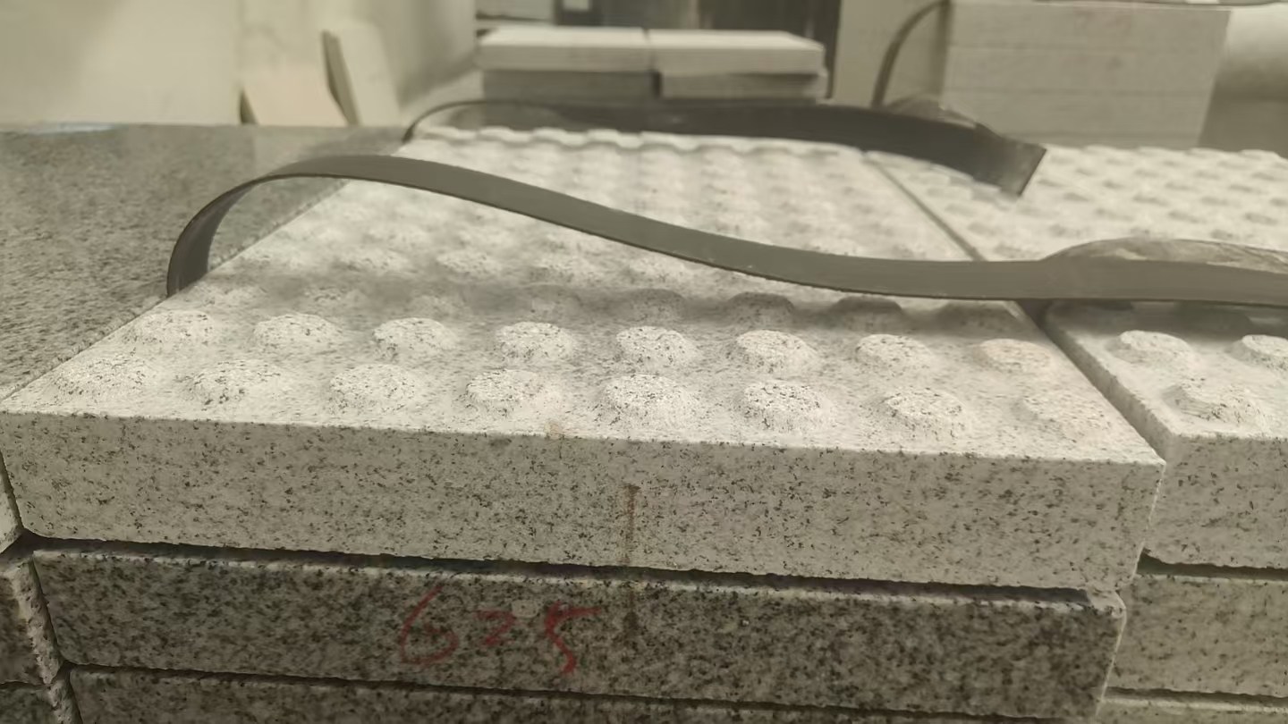 牡丹江 芝麻白花岗岩6.0公分荔枝面五轴加工雕刻盲点