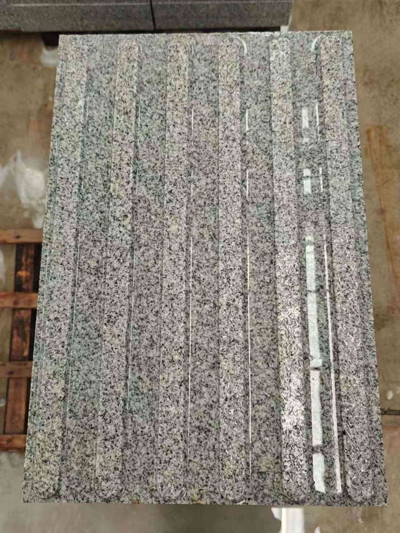 牡丹江 芝麻白花岗岩荔枝面雕刻盲道，盲条