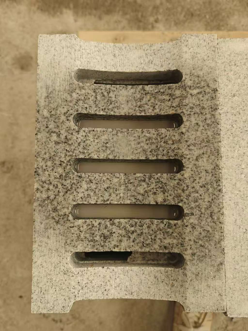 牡丹江 芝麻白拉丝面花岗岩U型开槽排水槽